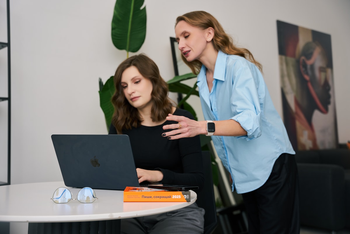 Pregnant woman with nutritionist discussing healthy eating